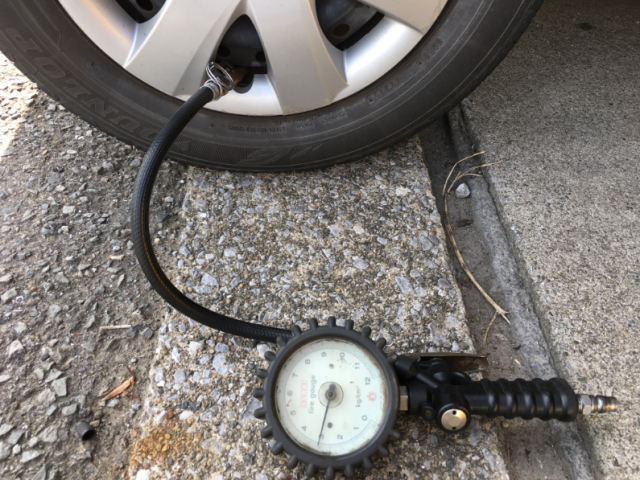 タイヤの空気圧をセルフのガソリンスタンド入れすぎ 適正数値を知らいのかな